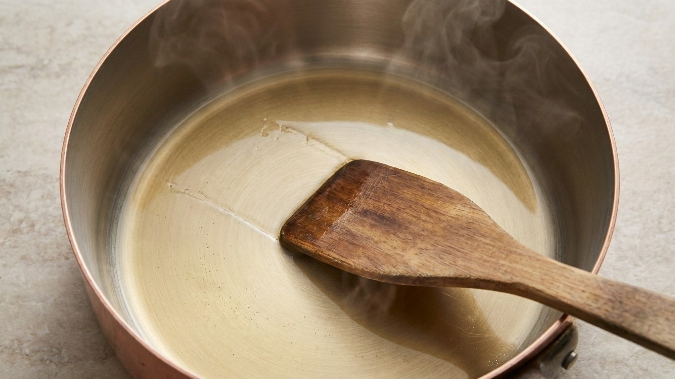 Vos choux retombent à chaque fois : regardez le fond de votre casserole juste avant d'ajouter les œufs