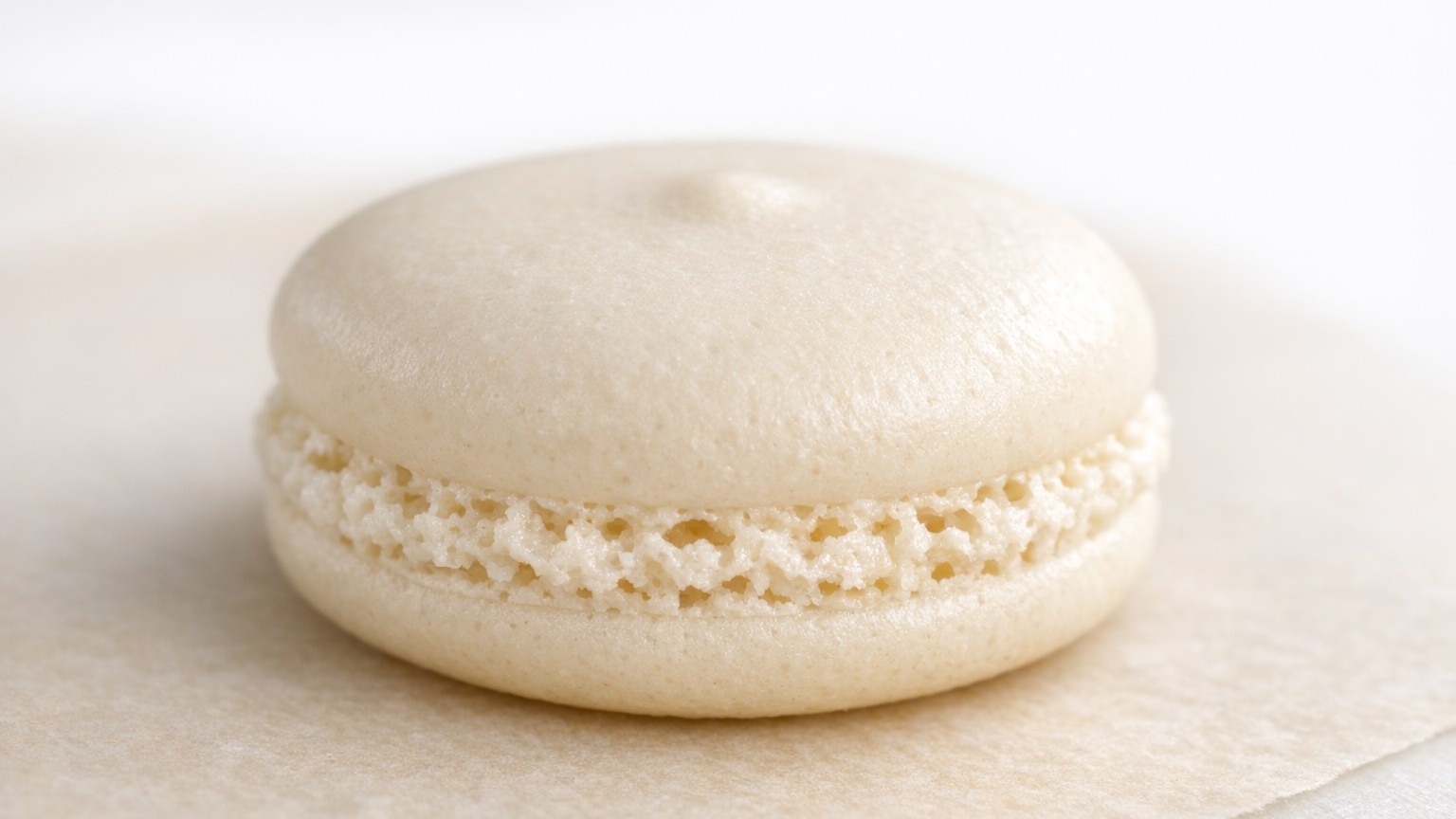 J'enfournais mes macarons à peine pochés : le jour où la coque a craqué sans la moindre collerette, j'ai compris ce que je...
