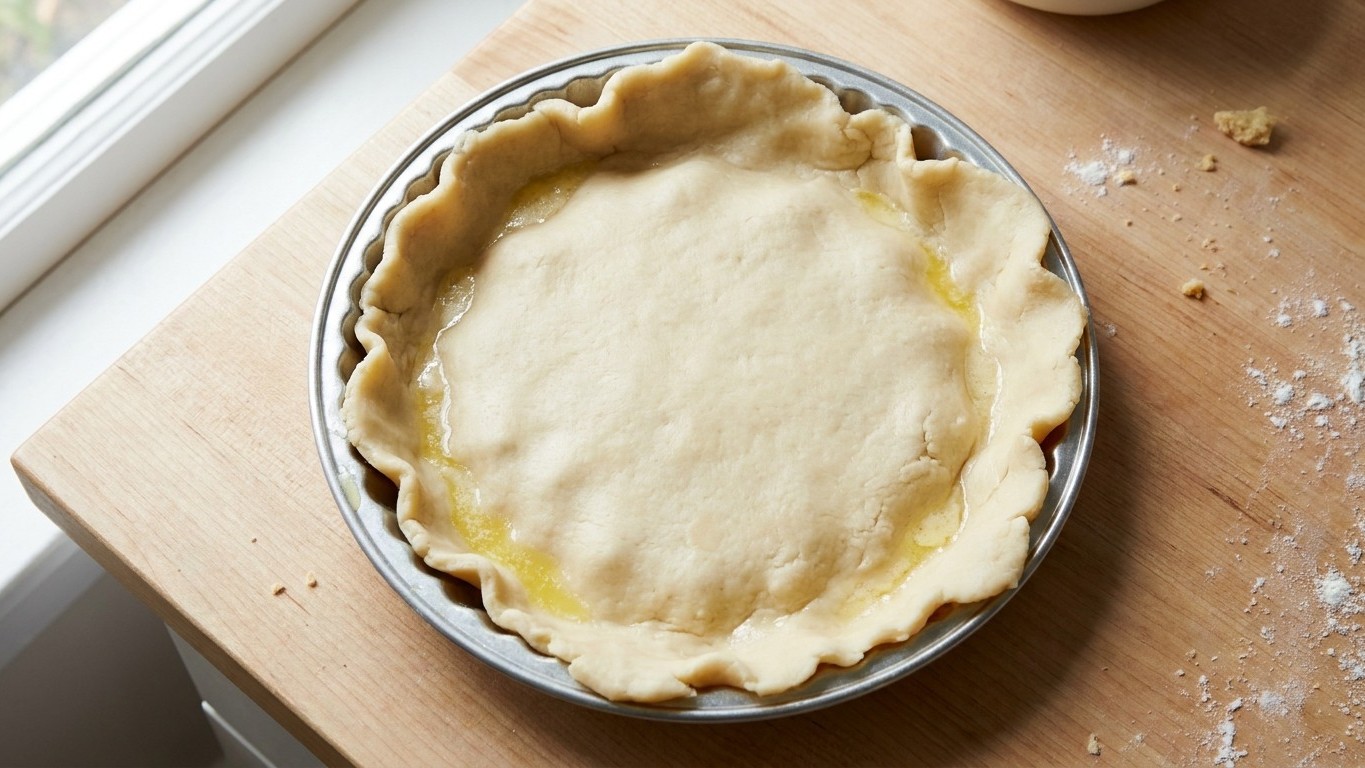 J'ai foncé ma pâte dans un moule encore tiède juste pour gagner dix minutes : à la sortie du four, mes bords avaient disparu
