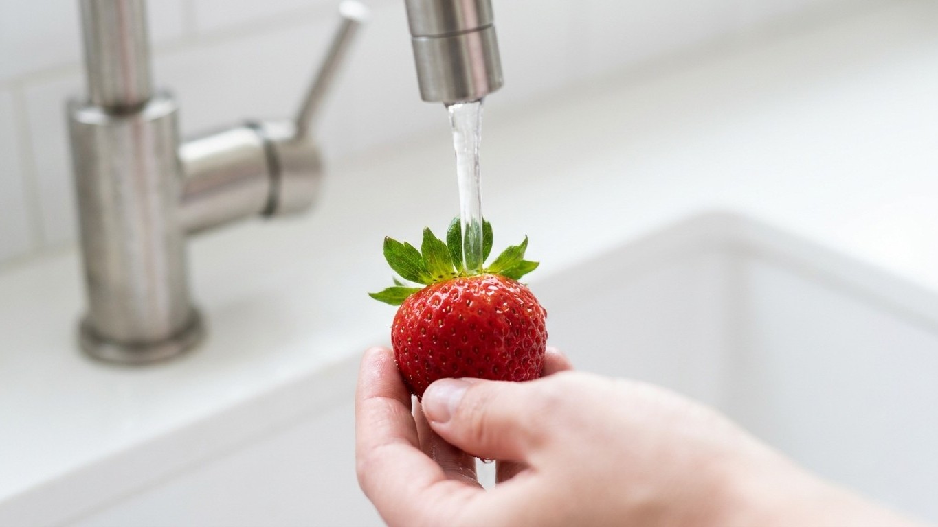 Ma voisine rince toujours ses fraises entières, queue comprise, et ce n'est pas par flemme de les équeuter