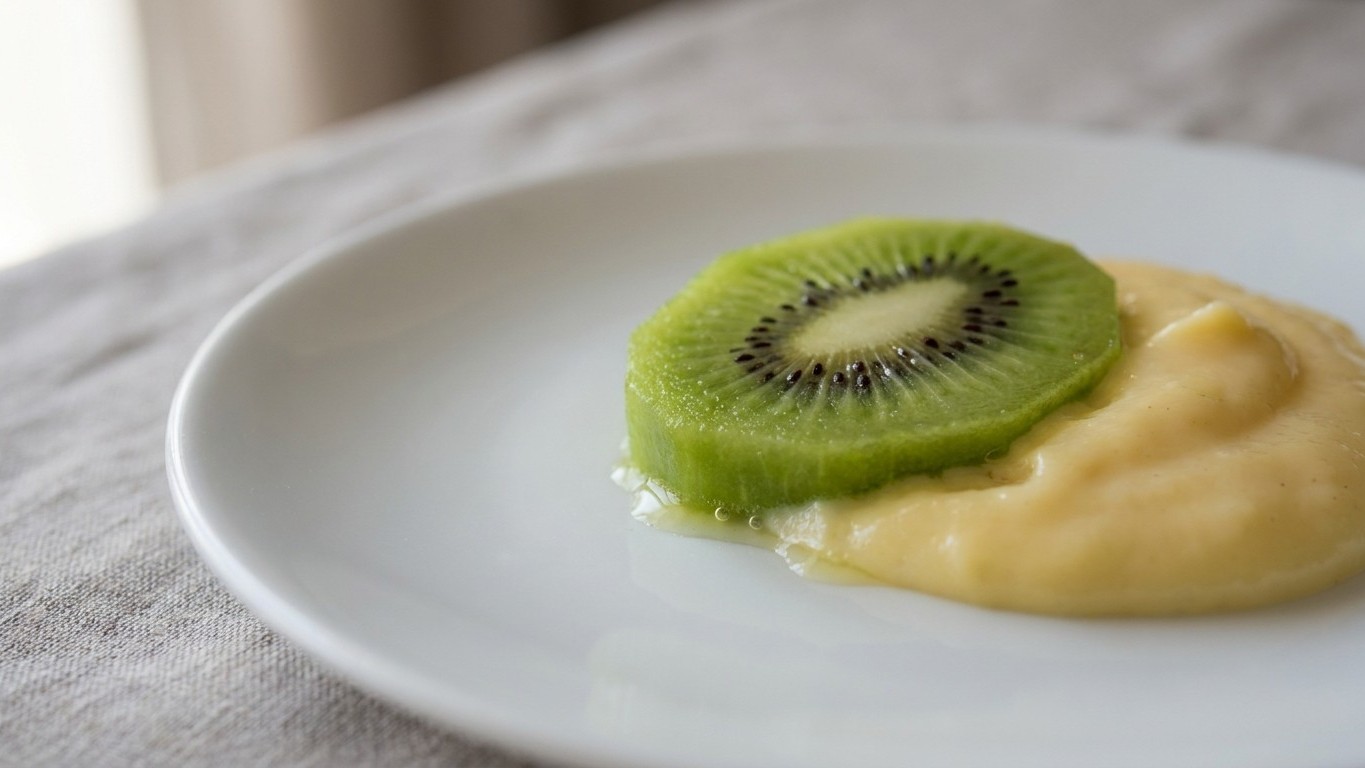 On s'obstine tous à poser les kiwis frais sur la crème pâtissière : ce geste d'une seconde la transforme pourtant en liqui...